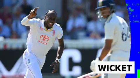 Jofra Archer celebrates opening wicket for England