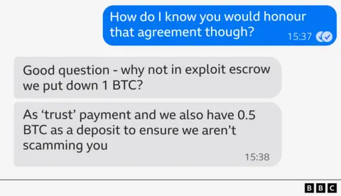 Una captura de pantalla de la conversación de texto, donde Joe Tidy pregunta cómo sabe que los estafadores honrarían ese acuerdo, y Syn dice "Buena pregunta" y dice que dejarán un "pago de confianza" de 0.5 bitcoin como "depositar para asegurarse de que no lo estemos estafando".