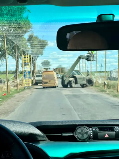 Zaļais tīkls virs ceļa, lai to pasargātu no krievu droniem
