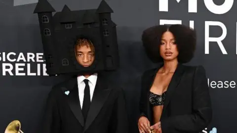 Getty Images Jaden Smith, met zijn hoofd in een huisvormige hoed, en zijn zus Willow Smith op de rode loper