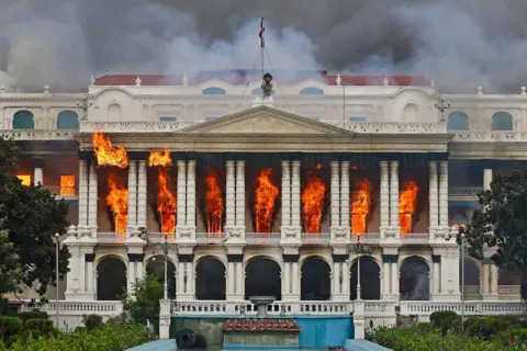 O incêndio do primeiro edifício administrativo do governo da AFP no Nepal através da imagem Getty foi levantado pelo Lion Darbar, um dia após a repressão do governo sobre as sanções e a corrupção da mídia social pelo governo em 7 de setembro de 2021.