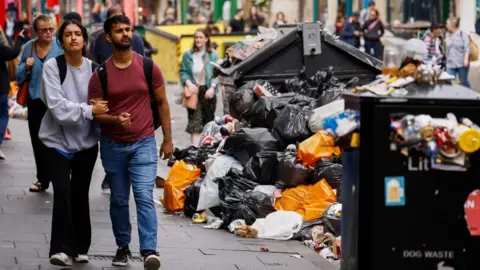 Getty Images Rubbish piled up in the streets of Edinburgh during the 2022 bin strike 