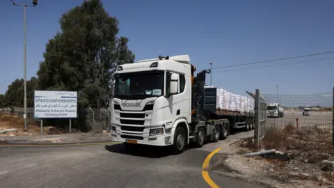 An aid lorry is seen at the Israeli-controlled Kerem Shalom crossing with Gaza, in southern Israel (19 May 2025)