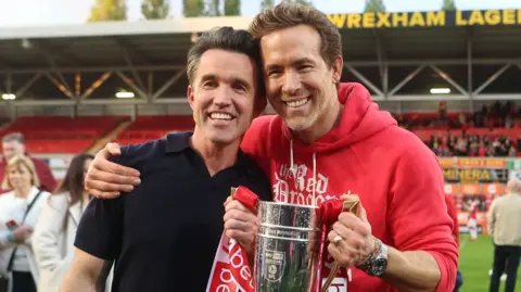 Wrexham co-owners Rob McElhenney (L) and Ryan Reynolds