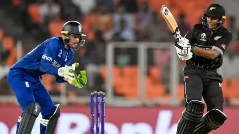 England wicketkeeper Jos Buttler and New Zealand batter Rachin Ravindra in 2023