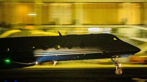 Getty Images Um avião fretado que transportava o ex -presidente Rodrigo Duterte decola do Aeroporto Internacional de Ninoy Aquino após sua prisão em um mandado de Tribunal Penal Internacional (ICC), em 11 de março de 2025 em Pasay, Metro Manila, Filipinas. 