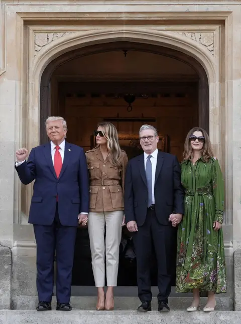 Stefan Rousseau/PA Wire, presidente de los Estados Unidos, Donald Trump y la primera dama Melania Trump (izquierda) con el primer ministro Sir Keir Starmer y Lady Victoria Starmer mientras salen de las damas, cerca de Aylesbury en Buckinghamshire