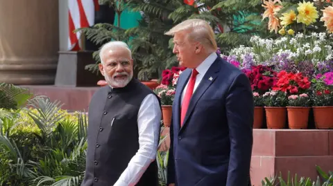 Perdana Menteri India Narendra Modi dan Presiden AS Donald Trump tiba untuk konferensi pers bersama mereka di Hyderabad House di New Delhi, India, 25 Februari 2020.