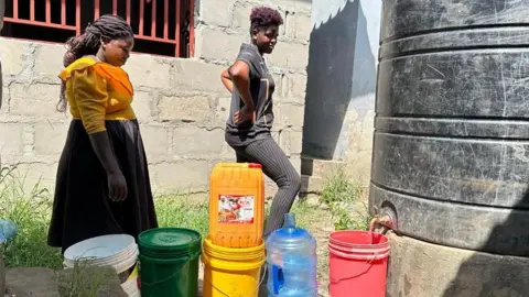 Dar es Salaam queue to fetch water from a tank