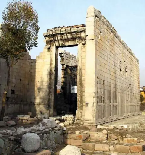 AtilimGunesBaydin A large white stone monument which used to be a rectangular temple but has only one complete wall withthe other three broken