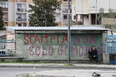 Getty Images Graffiti in de buurt van een woonwijk met een tekst "Scampia is niet alleen Gomorra"