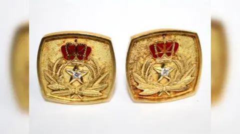 Hansons Auctioneers A pair of 18ct gold cufflinks with a diamond star at the centre surrounded by a wreath.
