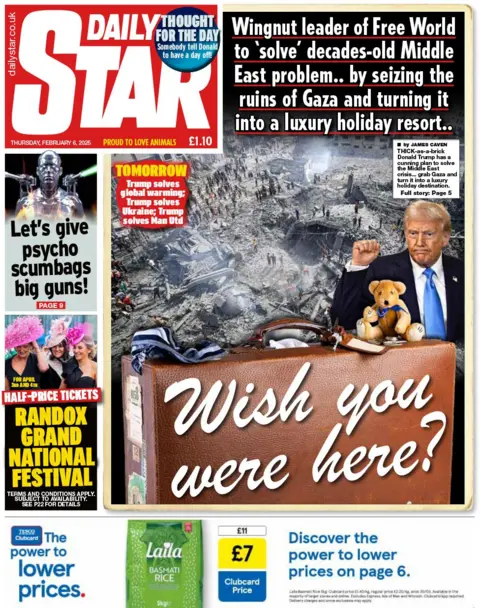 Halaman depan Daily Star dengan gambar koper yang ditumpangkan di tempat bangunan yang hancur di Gaza dan Donald Trump bersama dengan tajuknya: "Berharap Anda ada di sini?"