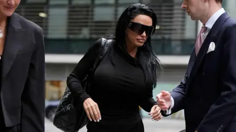 AARON CHOWN / PA WIRE Katie Price chega ao tribunal na terça-feira