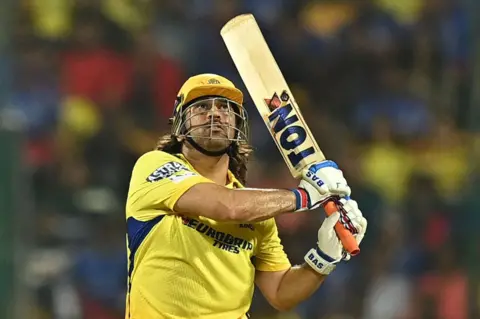 AFP Chennai Super Kings 'MS Dhoni memainkan tembakan selama pertandingan kriket Liga Premier India (IPL) Twenty20 antara Royal Challengers Bengaluru dan Chennai Super Kings di Stadion M Chinnaswamy di Bengaluru pada 18 Mei 2024. 