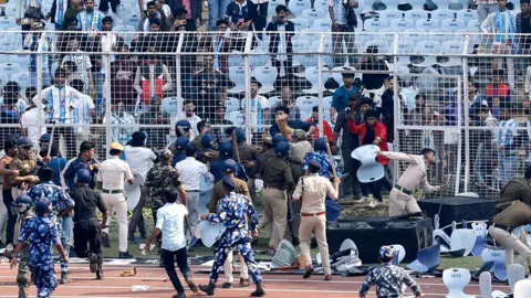 Reuters Mulțimi au luat cu asalt gardurile care înconjoară un teren de fotbal în India.