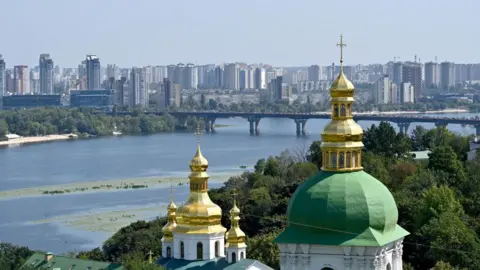 Foto ini menunjukkan pemandangan ibu kota Ukraina, Kiev, yang diambil dari Kiev-Pechersk Lavra pada 20 Agustus 2024. 