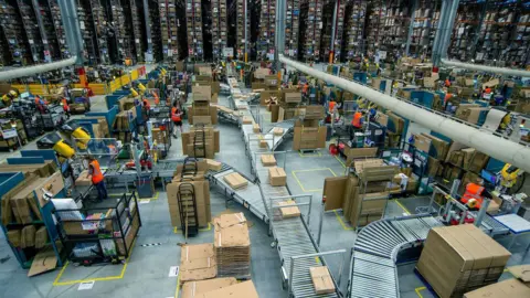 Armazém da Amazon em Swansea, lotado de itens