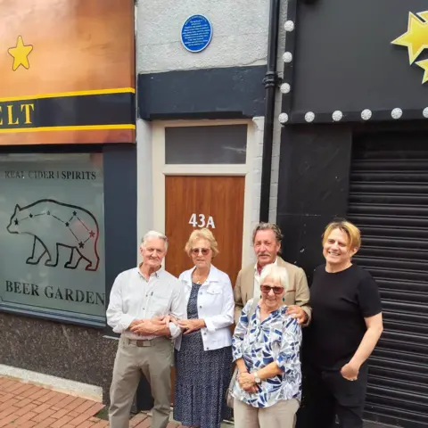 Ripley Town Council Members of the Marshall Family stood below the blue plaque commemorating Ripley Zoo. David Lane. Valerie Marshall, Tim Lane, Margaret Fallows, Rob Lane.