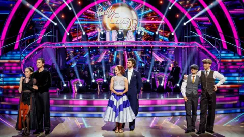 Finalis LR Amber Davies dan Nikita Kuzmin, George Clarke dan Alexis Warr serta Karen Carney dan Carlos Gu, saat pertunjukan langsung di Strictly Come Dancing BBC1