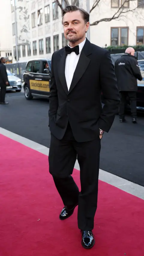 Getty Images Leonardo DiCaprio con vestido de noche y pajarita, en la alfombra roja
