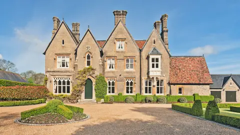 Have a picture of the Grand country front of the house at home - it has four gable ends that rise to the Dormer roof, and a number of features that give it. In front of the unguarded 