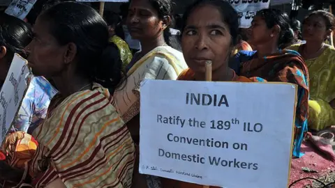 Getty Images Anggota Gerakan Pekerja Domestik Nasional India dari Negara Bagian Selatan Wilayah Andhra Pradesh (AP) memegang plakat ketika mereka berpartisipasi dalam pertemuan protes dan kampanye tanda tangan di Hyderabad pada 29 November 2011. Para Protesor menuntut ratifikasi pemain internasional ke -189 ke -189th International. Konvensi Organisasi Perburuhan (ILO) oleh Pemerintah India dan dimasukkannya mereka dalam RUU Pelecehan Seksual 2010. Ada antara 1.20000-150000 pekerja rumah tangga di negara bagian tersebut. Foto AFP/Noah Seelam (Kredit Foto Harus Dibaca Noah Seelam/AFP Via Getty Images)