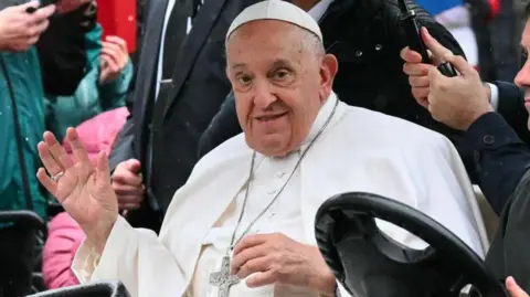 ALBERTO PIZZOLI/AFP Paus Franciscus begroet mensen in Leuven op 27 september 2024, tijdens zijn bezoek aan België