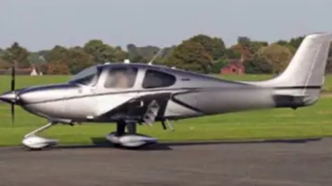 Flight Radar A grey Cirrus SR 20 aircraft, photographed on the Flight Radar website