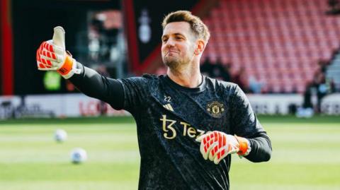 Manchester United's Tom Heaton gives a thumbs-up