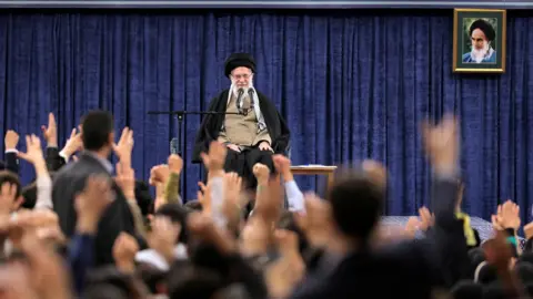 Pemimpin Tertinggi Reuters Iran, Ayatollah Ali Khamenei, berbicara kepada siswa di Teheran, Iran (12 Maret 2025)