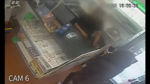 Shopkeeper fights off robbery attempt