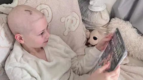 Family photo Mali with a Taylor Swift magazine