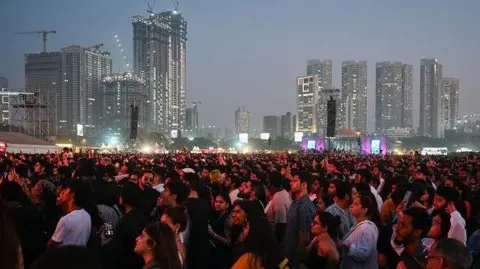 Getty Images Penonton menyaksikan penyanyi Kanada kelahiran India AP Dhillon tampil di festival musik Lollapalooza India di Mumbai pada 28 Januari 2023. -