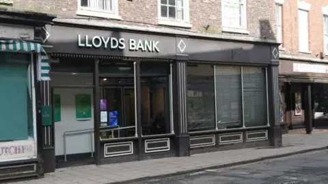 BBC /Jessica Lane The Lloyds bank branch in High Street in Horncastle with black painted window frames and white branding 