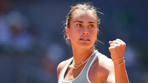 Aryna Sabalenka raises her fist after beating Naomi Osaka