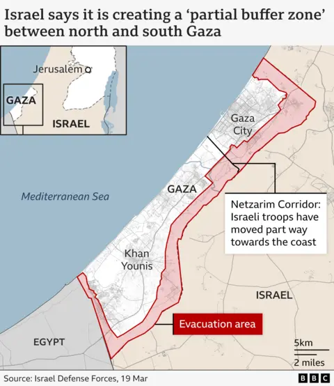 O mapa de Gaza mostra o corredor Netzarim que divide o Gaza Norte e do Sul. O mapa alegou que as tropas israelenses haviam mudado alguma parte para a costa ao longo do corredor. A zona de evacuação ao redor dos limites da terra do enclave é marcada em vermelho. 