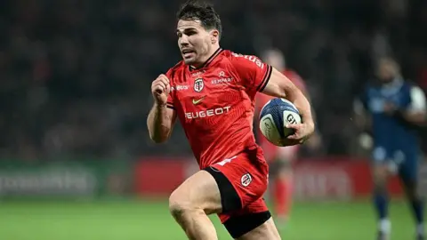 Antoine Dupont running in a try