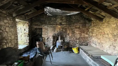Carla Verscheuren Before the restoration, the bothy was falling apart. The roof regularly leaked, and the windows and doors were close to breaking point.