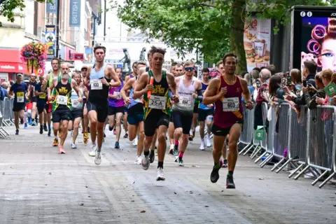 Adrian Howes Photography Runners on Abington Street in Northampton at the start of the 2023 Northampton half-marathon