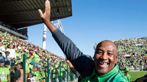 Getty Images Gayton McKenzie di Patriotic Alliance (PA) Victory Rally di Stadion Athlone pada 10 Mei 2024 di Cape Town, Afrika Selatan