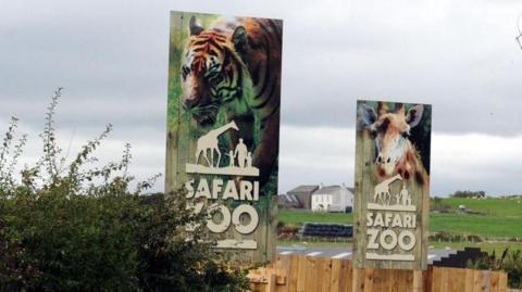 A sign saying Safari Zoo 