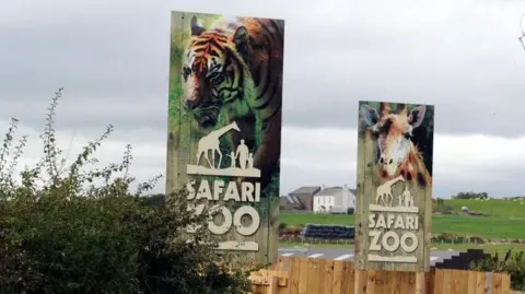 A sign saying Safari Zoo 