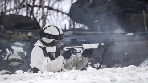 Getty Images arquiva uma foto de um soldado sueco na Finlândia durante uma prática militar da OTAN em 2024.