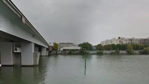 Google Street View Pont de Choisy - a bridge over the River Seine near Paris