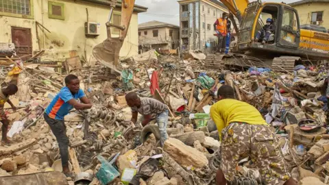 Getty Images Pekerjaan penyelamatan sedang berlangsung di gedung tiga lantai yang runtuh di negara bagian Lagos, Nigeria pada 2 Mei 2022