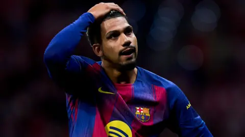Ronald Araujo with his hand on his head