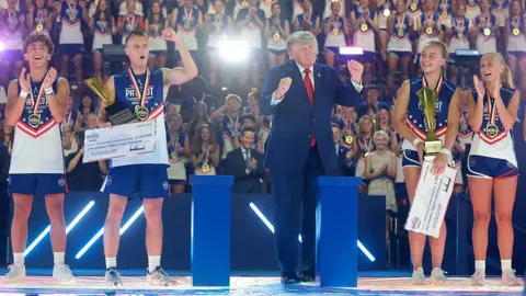 Getty Images Trump a înmânat cecuri câștigătorilor și a dansat pe scenă alături de sportivi