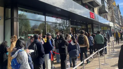 BBC Shoppers queued along Princes Street from 04:00