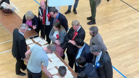 Simon Dedman/BBC People watching the votes being counted in Basildon